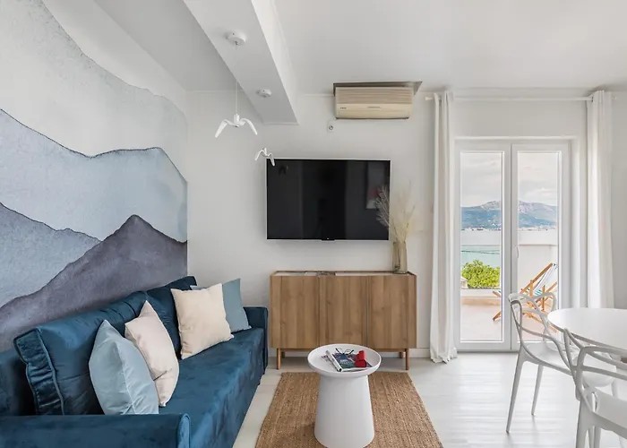 Modern In Slatine With Terrace アパート トロギール